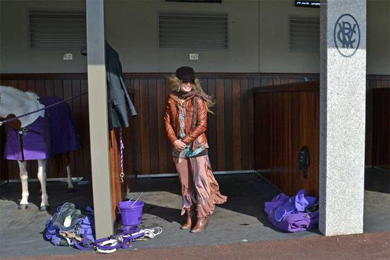 Auch bei den Pferden trifft man interessante Mode.... Der kleiner Schecke links im Bild ist kein Rennpferd.  Es kommen aber viele Rennpferde mit Begleitpferden zur Rennbahn, damit sie nicht alleine reisen müssen.