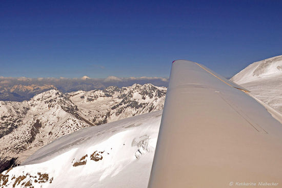 Ein Blick über den Flügel auf den Horizont......