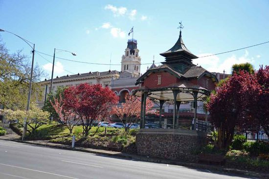 Breite Straßen gibt es überall in Ballarat. Die Mitte ist hier schön bepflanzt.