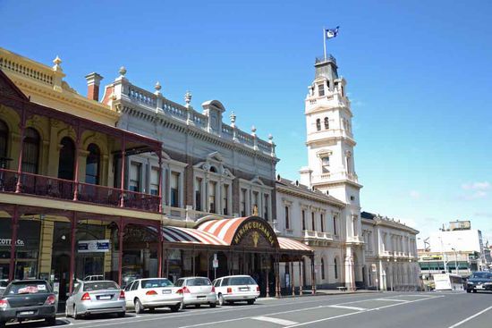 Neben der Old Colonists' Hall hier in der Mitte das Former Minig Exchange-Building (1887) und rechts daneben mit dem Turm das Former Post Office Building (1864).