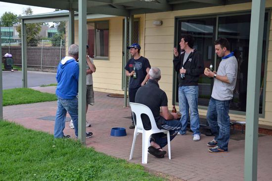 Die Männer haben sich ein wenig abgesondert.... warum nur?