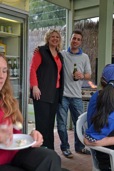 Isobel Kavanagh und Chef-Grillmeister Levi Kavanagh - es gab sogar Vegi-Burger für mich, was ich ja überhaupt nicht erwartet hatte. Woher die das nur wußten??? Fand ich aber extrem nett.