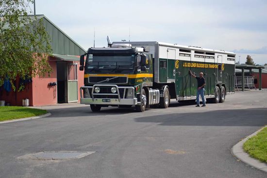 Gestern (08.10.2011) ging es für mich mal wieder auf die Rennbahn nach Caulfield, nachdem ich am Donnerstag in Bendigo war. 
Nicht nur das Land ist groß, auch die Pferdetransporter sind hier groß. Dieser Auflieger hier kann max. 12 Pferde transportieren. Es gibt aber wohl noch welche für 15 Pferde....