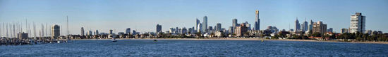 Panorama von Melbournes Skyline vom St. Kilda Pier aus...
