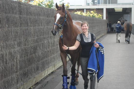 Ich mit meiner Stute "Alezan Thunder" nach dem Rennen auf dem Rückweg zum Transporter, welcher uns die rund 700 Meter zum Stall zurück fährt.