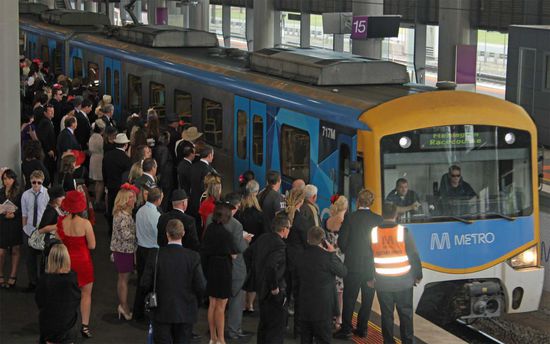 Ein Großteil der Menschen kommt mit den Sonderzügen zur Rennbahn, denn neben den Rennen ist es eigentlich doch sehr wichtig, möglichst viel Alkohol zu trinken, was der Hauptgrund ist, um auf die Rennbahn zu fahren. Ich habe das Gefühl, dass auch der Melbourne Cup dem Kommerz total verfallen ist. Schade, schade...
Auch hier auf dem Bild zu sehen, dass die Farbe Schwarz sehr dominant ist (das ist doch keine Trauerfeier.... )
Die Polizei hat am Nachmittag auf den Zufahrststraßen von der Rennbahn Alkoholkontrollen durchgeführt. Somit kam auch ich das erste Mal in meinem Leben in den Genuss, ins Röhrchen zu pusten. Fand ich ja lustig. 