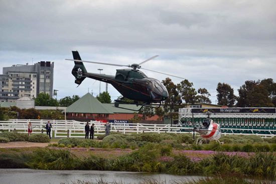 Wem Zug, Bus und Auto (es gab etliche Stretch-Limousinen)  nicht gut genug ist, der kommt halt mit dem Helikopter. Es war ein ständiger, reger Verkehr. Ich habe knapp 15 Helikopter gezählt, welche den ganzen Tag im Einsatz waren. Unter anderem wurden die Rennen auch via Helikopter aus der Luft gefilmt.