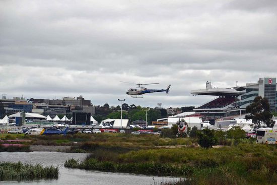 Reger Helikopter-Verkehr direkt vor der dem eigentlichen Rennbahn-Gelände.