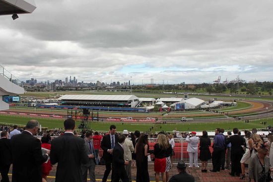 Im Innenbereich vom Ziel-Bogen (sowie entlang der Zielgeraden) wurden überall extra für das Spring Carnival Zelte aufgebaut.