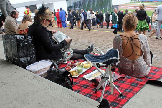 Mit Decke, Klappstühlen und Essen wird hier der Melbourne Cup-Day zelebriert. Natürlich darf der Alkohol nicht fehlen.....