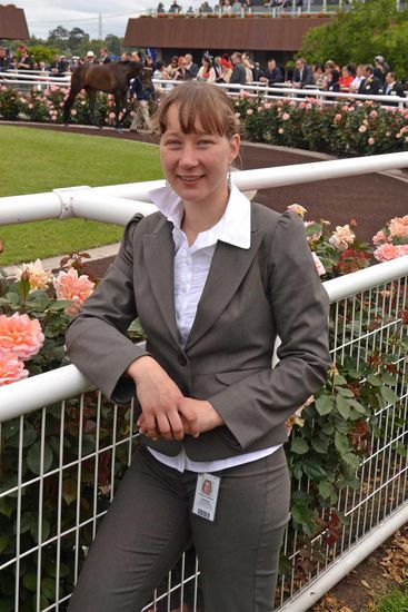 Hier stehe ich am Führring bei den Ställen, um die Zeit bis zum Melbourne Cup zu überbrücken.