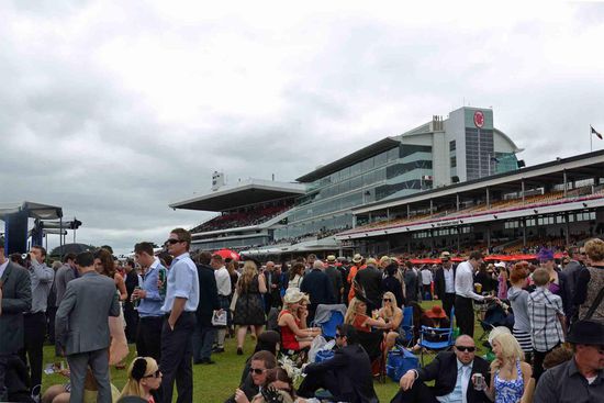 Noch kann man durch die Menschenmassen laufen, welche entweder sitzend oder stehend die Zeit mit Wetten und/oder Alkohol trinken verbringen.