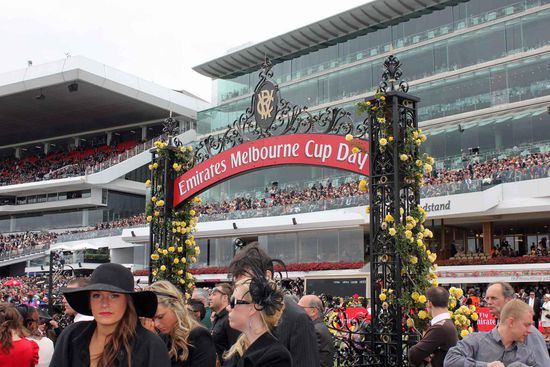 Der Durchgang vom Führring zur Rennbahn für die Pferde vor dem verglasten "Grandstand". Einen ganz wichtigen Status haben die Rosen hier, welche zu dieser Jahreszeit blühen. Rosen in jeder Form und Farbe.....