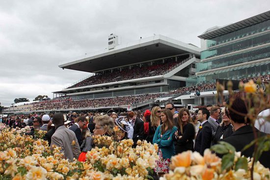 Eine gute Stunde vor dem Melbourne Cup füllt sich die Rennbahn zunehmend.....