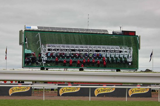 Auf riesigen Leinwänden kann man die Rennen verfolgen. Hier der Start von dem Rennen vor dem Melbourne Cup.