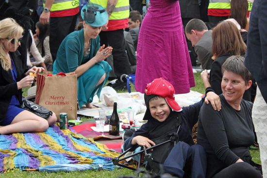 Dieser kleine Junge hat sich so über das "Fly Emirates"-Cap von mir gefreut, dass er mit seinem Klappstuhl umgefallen ist. Ich mußte dieses Cap bei meinem Rennen, in dem ich geführt habe, tragen. Nur da ich sowas privat nicht trage und schon gar nicht in knall-rot, habe ich das Cap verschenkt. 