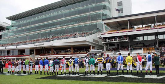 Time for the Melbourne Cup - hier stehen die Jockeys im Führring in Reih und Glied.....  Einzelnd wurden sie mit Kamera-Übertragung vorgestellt.