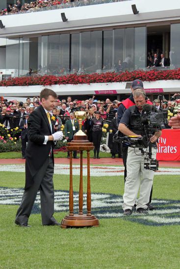 Die Trophy für den Melbourne Cuo 2011 wird hereingetragen und in der Mitte des Führrings aufgestellt, wo sie bis zur Siegerehrung zu bewundern ist.