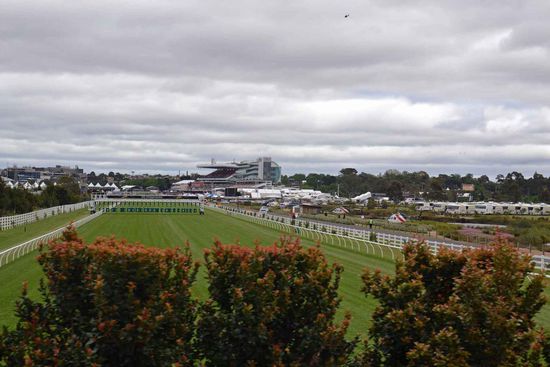 Noch einmal ein letzter Blick über die Gerade auf die Rennbahn.... Zeit, um die Rennbahn zu verlassen und die Erlebnisse zu verarbeiten. Es war ein großartiger Tag und ich bin froh, dass ich ihn live erleben durfte. Dies war quasi mein Highlight in meinem Rennsport-Leben. Mal schauen, ob ich noch was finde, welches dies toppen kann.