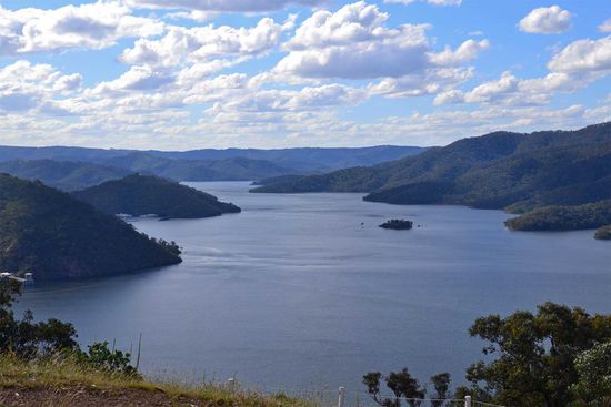 Mal endlich keine Eukalypten, welche die Sicht verhindern..... Der Blick auf den Hauptarm des Stausees direkt hinter der Staumauer (die befindet sich quasi links vom Bild)