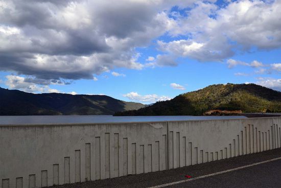 Ein Blick von der Staumauer auf die Hügel, in denen ich heute das erste Mal mit meinem Auto spielen durfte. Ein riesengroßer Spielplatz für große Kinder!!!