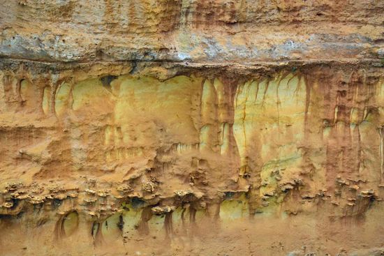 Die ausgewaschenen Steilwände aus Kalkstein zeigen wunderschöne Farben und Formen....