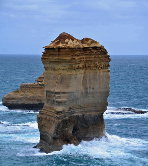 Wieder eine große Felsnadel im Ozean - eine von vielen entlang der GOR!