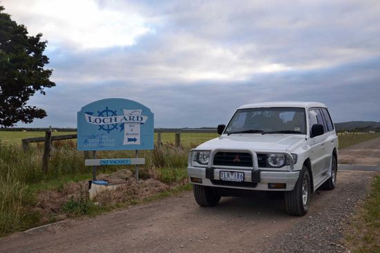 Unser 5-Sterne B&amp;B für eine Nacht: mein Auto.  Hier bei der Abfahrt von dem eigentlichen B&amp;B, wo wir freundlicherweise auf der Wiese neben dem Haus parken durften. Australier sind schon ein nettes Völkchen.
