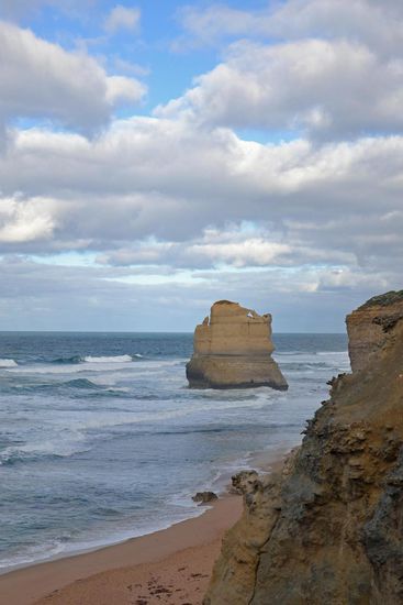 Na gut, ich hab auch nochmal ein Foto gemacht. Aber nur, weil das Wetter mit Auflockerungen und stellenweise blauem Himmel doch vielversprechend ist. Hier einer der "Twelve Apostles"