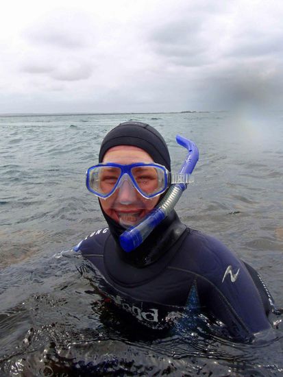 Vergeblich warte ich im Wasser auf das Boot. Die Blase drückt, es ist saukalt und das Boot kaum noch in Sichtweite - aber noch lache ich.