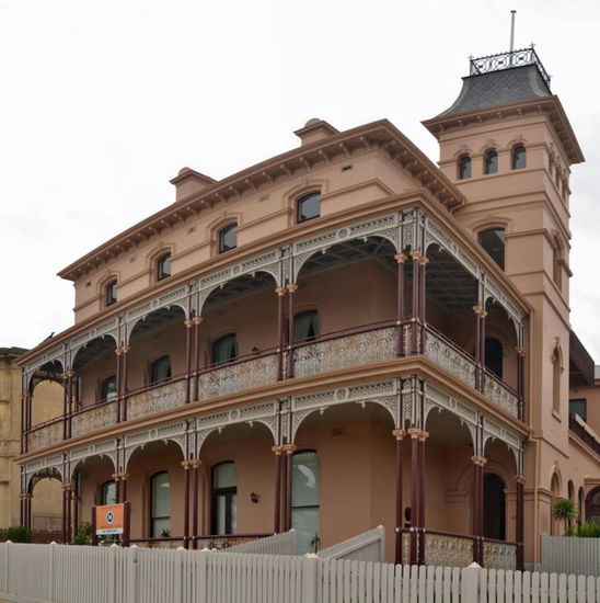 Sehr typisch für diese Gegend hier: die wunderschönen gußeisernen Verzierungen an den  Veranden.