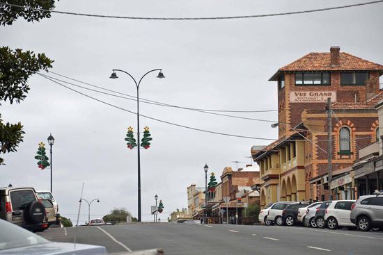 Auch hier gibt es sehr breite Straßen. Da frage ich mich, warum man die früher so breit angelegt hat? So viel Verkehr gab es vor 200 Jahren nun auch wieder nicht. Hier auch gut zu erkennen die kitschige Weihnachtsdeko - passt hier nicht wirklich hin, wenn man eigentlich 30°C hat und auf den Hochsommer zugeht.