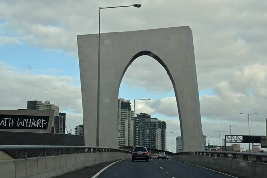 Nein, ihr habt nichts getrunken und das Bild ist auch nicht schief - das ist Kunst, welche öffters die Highways verschönern soll.... Irritiert höchstens ein wenig beim Autofahren, da man nicht genau weiß, ob man nun gerade schaut oder nicht.
