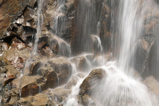 Nahaufname von dem Wasserspiel der letzten Kaskade.