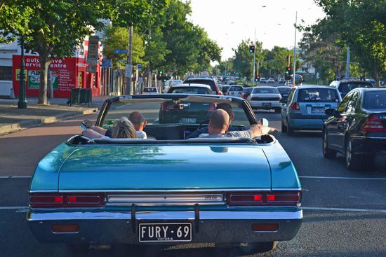 Zurück in Melbourne: Dieses Bild mußte zum Abschluß noch sein: Es erinnert mich eher an die USA denn an OZ. Ein alter Ami-Schlitten mit vier Leuten darin, die alle in der gleichen Position sitzen. Diesen Anblick fand ich einfach herrlich!