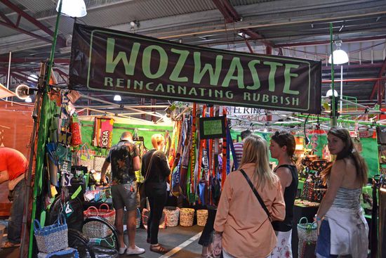 Ein Beispiel für einen Stand des Night Markets: Reincarnating Rubbish! Die Idee, Müll für anderweitige Gegenstände wie Handtaschen, Körbe etc. zu verwerten finde ich sehr gut!