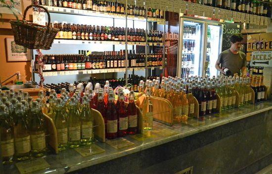 Ein Spititousen-Laden aus dem Innenbereich der Delikatessen-Halle vom Victoria Markt. Diesen gibt es so auch tagsüber...