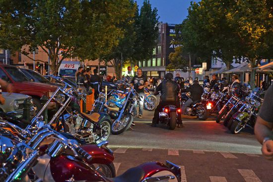Vor dem Markt fand wohl heute auch noch ein Biker-Treffen statt. Alles war voll mit den ulkigsten Bikes!