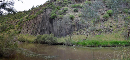 Die Basalt-Säulen aus erkalteter Lava am Jackson Creek sind bis zu 20 Meter hoch und gilt als bestes Beispiel für verbundene Säulen in Victoria.