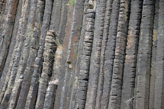 Nahaufnahme der 6-eckigen Basaltsäulen.