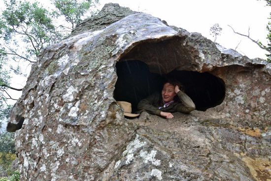 Eine natürliche kleine Höhle in einem Stein - idealer Unterschlupf bei so einem Regen.... Nur leider konnte ich hier nicht länger verweilen, denn es stand noch mehr auf dem Programm...