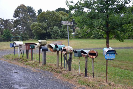 Kurzer Halt für ein Foto unterwegs - so stehen die Briefkästen der kleinen Ortschaften im Inland an der Straße... Lustig, oder?