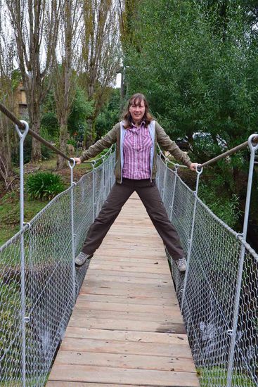 Eine Hängebrücke, welche einen Creek vor der Farm überquert.