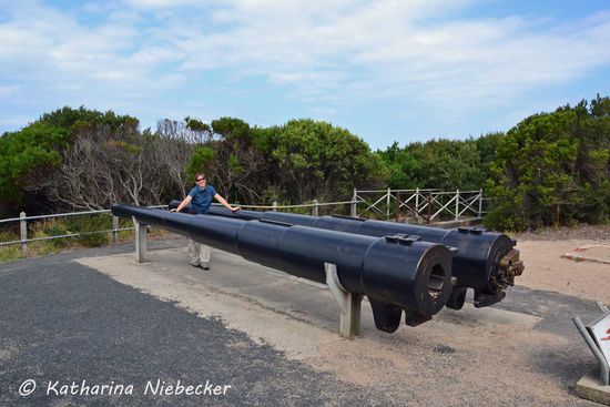 Ein kleiner Größenvergleich: ich und die Gewehrläufe einer 6-inch Mk VII gun, welche als Küstenabwehr-Kanonen hier stationiert waren.