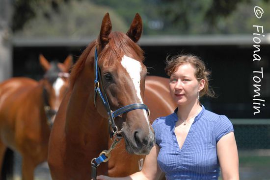 "Alezan Thunder" und ich - hier ist sie bei den "Stalls" noch ein wahrer Engel für mich, doch das änderte sich schlagartig, als es vor dem Rennen in den Führring ging.....
