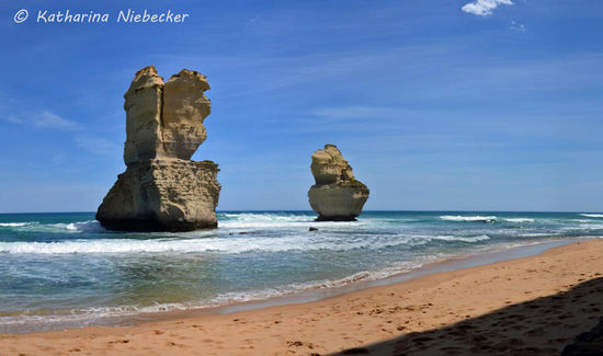 Panorama von 2 der "12 Apostles" (es waren trotz ihres Namens nur neun Felsen, jedoch stürzte 2005 ein Felsen ein und somit sind es jetzt nur noch 8)