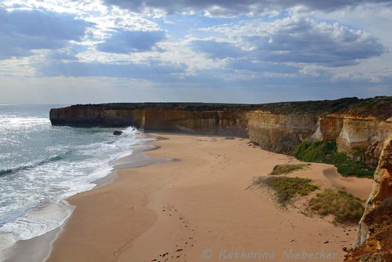 Die Küste im Abendlicht bei der "London Bridge" - auch hier kommen nach Sonnenuntergang Pinguine an Land, zumindest kann man ihre Spuren im Sand sehen.