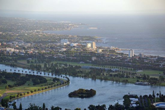 Blick auf den Yarra-River und das im Süd-Osten liegende Stadtviertel "St. Kilda", welches gerade bei Backpackern sehr beliebt ist.