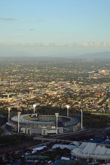 Der Blick über den "Melbourne Cricket Ground" Richtung Osten auf die dahinterliegenden Stadteile "East Melbourne", "Richmond" und die Ausläufer der "Dandenong Ranges"