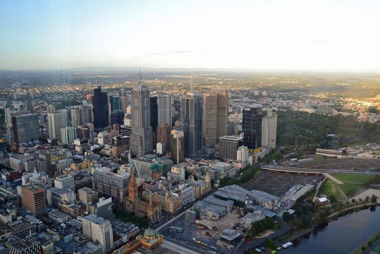 Richtung Norden siehr man das "CBD" (Central Business District) mit seine Hochhäusern, der St. Paul's Cathedral (mittig im Vordergrund) und rechts daneben dem extravaganten "Federation Square".